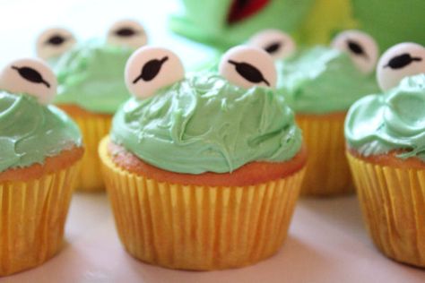 Kermit the Frog Cupcakes Muppet Birthday Party, Muppet Babies Birthday Party, Muppets Birthday Party, Piggy Cupcakes, Muppets Birthday, Muppet Party, Class Snacks, Green Frosting, Frog Cupcakes