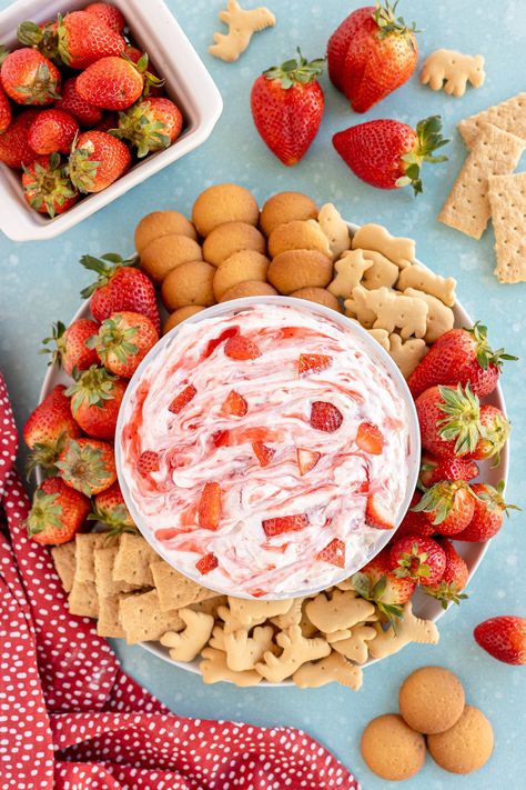 Easy Birthday Food, Strawberry Shortcake Dip, Birthday Food Ideas, 1st Birthday Foods, Finger Desserts, Dessert Dip, Strawberry Shortcake Birthday, Birthday Snacks, Strawberry Shortcake Party