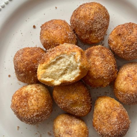 4 Ingredient Air Fryer Donut Holes - kizactivelife Air Fryer Donut Holes, Easy Donut Holes, Donut Recipe Fried, Air Fry Donuts, Healthy Doughnuts, Healthy Donuts Recipe, Donut Hole Recipe, Healthy Donuts, Doughnut Holes