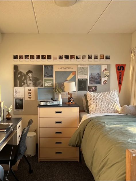 Aesthetic Dorm Room Ideas, Cozy College Dorm, Room Ideas Vintage, Vintage Dorm, Aesthetic Dorm Room, College Dorm Room Ideas, Uni Dorm, Dorm Room Layouts, Dorm Aesthetic