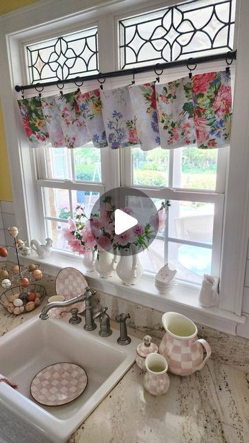 Penny/Happy Days Farm® on Instagram: "Make this no-sew valance using beautiful cloth napkins, tension rods, and curtain clip rings! So easy! . If you have any questions,  let me know below!  . . #kitchendecor #curtains #easydiy #cottagecoreaesthetic #cottagestyledecor #aprilcornell #kitchensofinstagram #curtainsdesign #easydecor #floraldecor #betterhomesandgardens #mackenziechilds #floralinspiration #homeinterior #homeinspo" Diy Kitchen Curtains Above Sink, Kitchen Curtain Ideas Above Sink, Curtain Valance Ideas, Diy Kitchen Curtains, Kitchen Curtain Ideas, No Sew Valance, Curtain Clip Rings, Attic Kitchen, Happy Day Farm