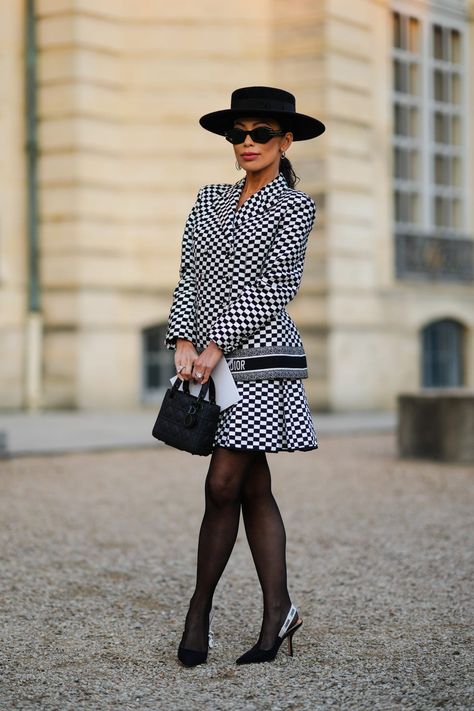 Paris Couture Fashion Week street style Black And White Clothing, Feminine Universe, Sophie's Choice, Classy Lifestyle, Black And White Outfits, Womens Skirt Suits, Check Mate, Paris Couture, White Clothing