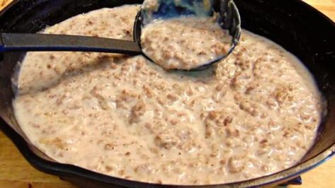 Sos Recipe Ground Beef, Hillbilly Food, Hamburger Gravy Recipe, Recipes Using Hamburger, White Gravy Recipe, Hillbilly Kitchen, Sos Recipe, Hamburger Gravy, Easy Gravy Recipe