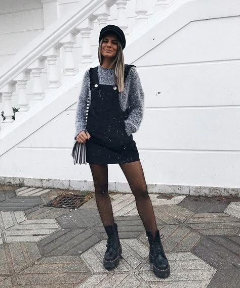 Overall Mini Dress Outfit, Black Overalls Outfit Fall, Overall Dress Outfit Fall, Black Overall Dress Outfit, Overall Dress Outfit Winter, Black Overalls Outfit, Pinafore Dress Outfit, Jumper Dress Outfit, Outfit Botas