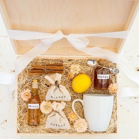 Diy Alcohol Gifts, Unique Christmas Gift Baskets, Diy Cocktail Kit, Cocktail Kit, Diy Cocktails, Tea Gift Box, Cocktail Kits, Hot Toddy, Alcohol Gifts