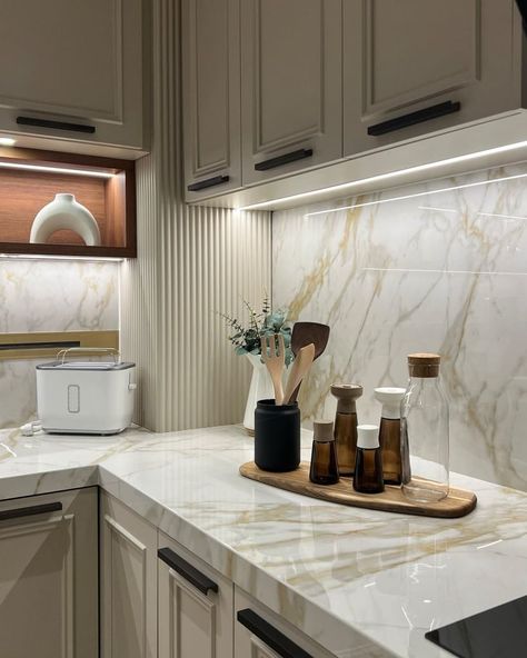 23 Kitchen Backsplash Ideas That'll Make You Say "OMG, I Need That!" Kitchen Backsplash Beige, Beige Kitchen Backsplash Ideas, Backlit Backsplash Kitchen, Counter And Backsplash The Same, Beige Tiles Kitchen, Marble Kitchen Ideas, Beige Kitchen Backsplash, Beige Tile Kitchen, Beige Backsplash