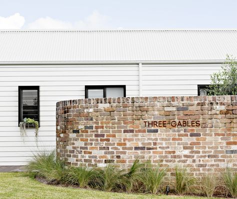 Building the beautiful home known as #ThreeGables, Taf Lewis and Bree Simmons shared with us that they chose #COLORBONDsteel #SurfmistMatt and #MonumentMatt for the roofing in a #corrugated profile. 📷 The Palm Co #COLORBONDsteelMatt Weatherboard Exterior, Coastal Exterior, Recycled Brick, Brick Block, Coastal Boho, Central Coast, New Home Designs, Architectural Inspiration, Facade House