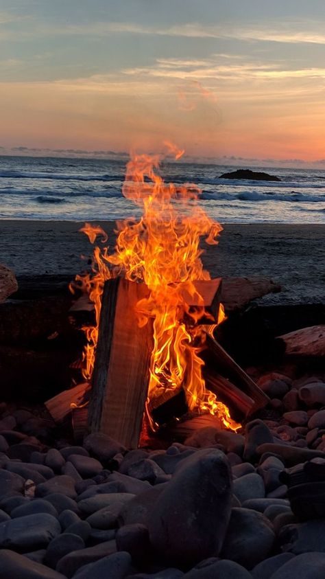 Fire On The Beach, Fire Sunset, Widget Pictures, Fire Burning, Sunset Aesthetic, Free Hd Wallpapers, Home Screen, Hd Wallpapers, Campfire