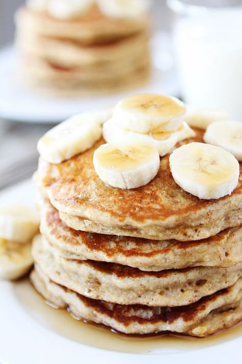 Banana Pancakes Recipe on twopeasandtheirpod.com Light, fluffy pancakes that will remind you of banana bread! Meals Under 200 Calories, Honey Pancakes, Banana Protein Pancakes, Greek Yogurt Pancakes, 200 Calorie, Coconut Flour Pancakes, Yogurt Pancakes, Low Carb Pancakes, Oats And Honey