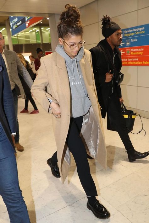 7 Really Comfortable-Looking Pieces Celebs Always Wear to the Airport Leggings Outfit For Work, Celebrity Airport Outfit, Perfect Travel Outfit, Zendaya Outfits, Zendaya Style, Zendaya Coleman, Legging Outfits, Street Style Winter, Skagen