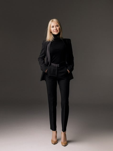 Traditional funeral attire consists of black outfits like a knee-length dress or a suit and tie. To show respect as a guest, wear a formal, conservative outfit. #fashion #formal #HannahCobb #modest Real Estate Agent Outfits, Real Estate Outfits, Business Portraits Woman, Professional Headshots Women, Business Portrait Photography, Professional Photoshoot, Headshots Women, Business Photoshoot, Professional Headshots