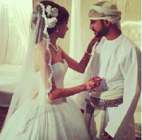 Arabic wedding Fancy Wedding Decor, Yemeni Wedding, Arabian Wedding, Moroccan Party, Glam Wedding Dress, Arabic Wedding, Halal Love, Wedding G, Arabian Night