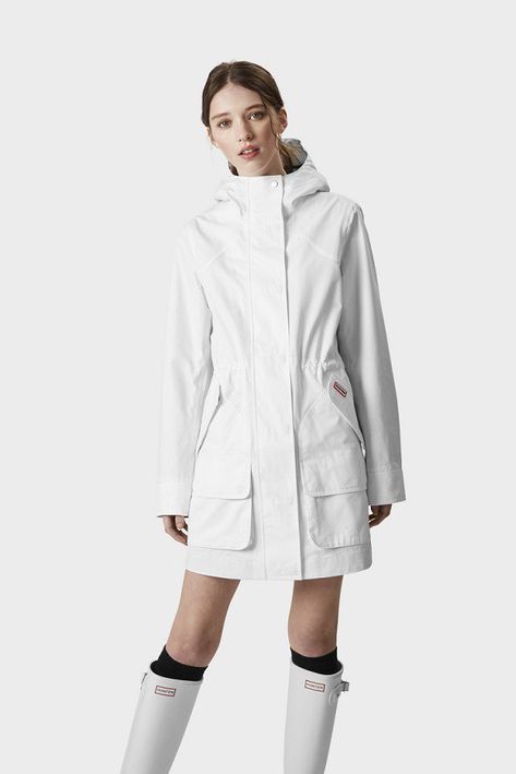 Women' s White Raincoat -This breathable raincoat for women in White is fully waterproof. Crafted from two-layer cotton, with a waterproof and rain resistant breathable membrane, Classic Hunter Women's White Raincoat #HunterRainCoats #RaincoatWomen #WhiteRaincoatWomen White Wellies, Coat Outfit Casual, Stylish Raincoats, Raincoat Fashion, Raincoat Outfit, Rain Trench Coat, Wellies Rain Boots, Jacket Outfit Women, Mens Raincoat