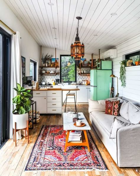 French Style Tiny House, Small Beach Bungalow Interior, Kitchen Inspirations Rustic, Tiny House Interior Design, Tiny House Inspiration, Tiny Home Ideas, Tiny House Movement, Tiny House Decor, Tiny House Interior