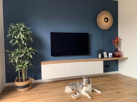 Blue Tv Wall, Blue Accents Living Room, Dark Blue Living Room, Green Walls Living Room, Blue Walls Living Room, Blue Sofas Living Room, Wall Color Combination, Walls Living Room, Living Tv