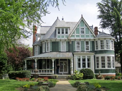 Queen Anne House, Victorian House Plans, Victorian Style Homes, Victorian Mansions, Victorian Architecture, Painted Ladies, Victorian Houses, Victorian Home, Beautiful Houses