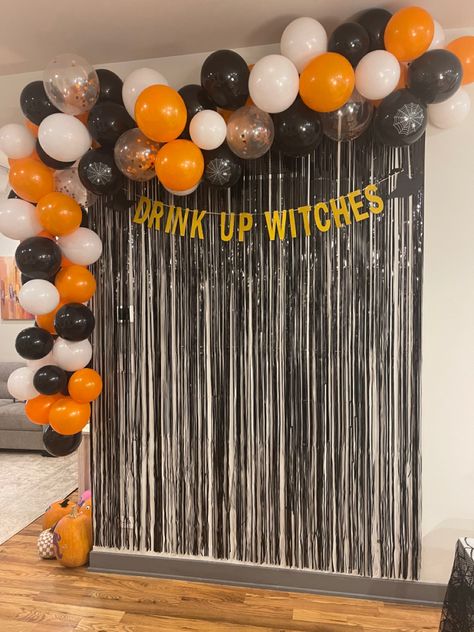 Halloween Party Decor Photo Wall, Halloween Decorations Balloon Arch, Cute Halloween Backdrop, Halloween Photo Wall Diy, Spooky Halloween Backdrop, Simple Halloween Backdrop, Halloween Photo Wall Ideas, Halloween Party Back Drop, Outside Halloween Party Decorations