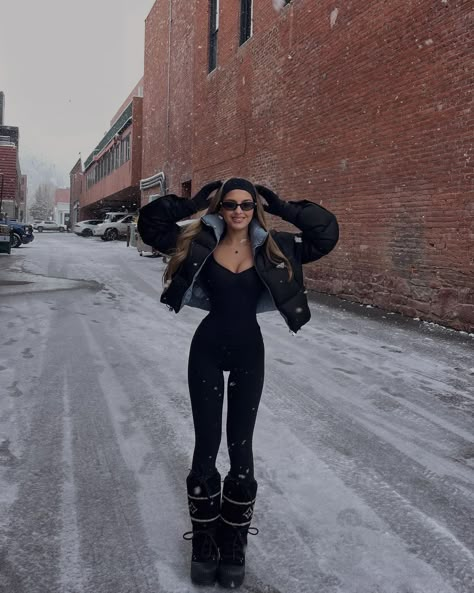 Instagram photo by Lexi Rivera • Jul 24, 2024 at 1:57 PM Mode Au Ski, Ski Trip Outfit, Lexi Rivera, Ski Outfit, Winter Fashion Outfits Casual, Snow Outfit, Cold Outfits, Skiing Outfit, Legging Outfits