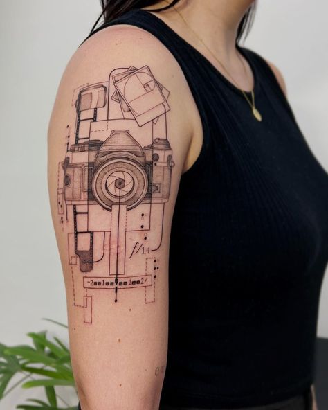 Vintage Camera Tattoos, Trip Tattoo, Camera Tattoo Design, Photographer Tattoo, Modern Art Tattoos, Camera Tattoos, Tattoo Design For Hand, Photography Tattoo, Forearm Band Tattoos