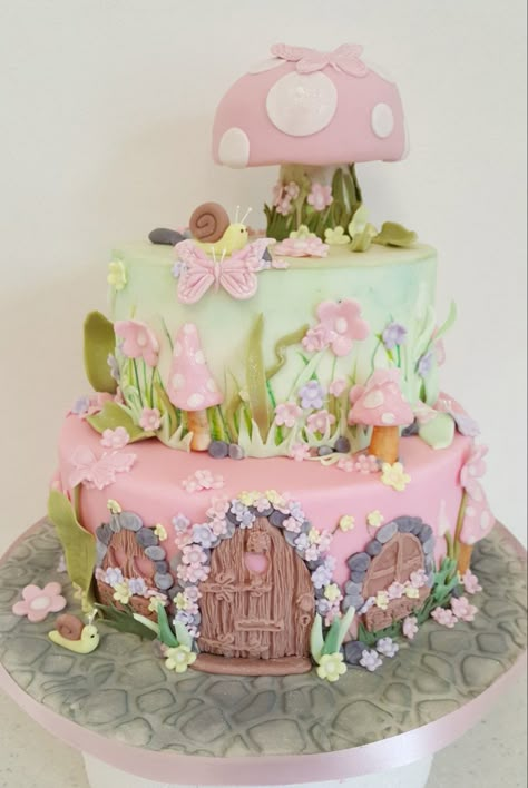 Fairytale Birthday Cake, Easter Strawberries, Coquette Birthday Party, Simple Cake Decoration, Fairy Theme Birthday Party, Strawberries Chocolate Covered, Cakes Aesthetic, Desserts Easter, Coquette Birthday