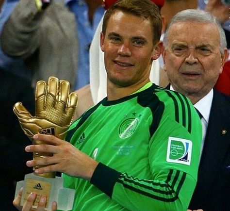 Manuel Neuer wins the Golden Glove. Best goalkeeper of the World Cup and best goalkeeper in the world today Manuel Neur, Manuel Never, Bayern Munich Wallpapers, Germany National Football Team, German Football Players, Germany Team, German National Team, Funny Soccer Videos, Dfb Team