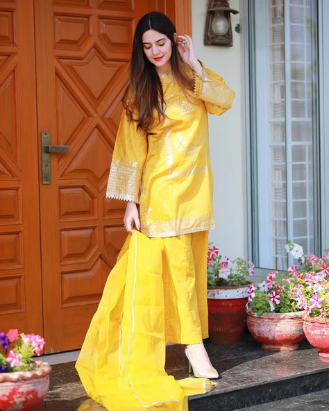 Yellow Suit Design, Yellow Pakistani Dress, Lemon Colour Dress, Pakistani Formal Dresses Simple, Light Yellow Dress, Mayon Dresses, Asian Wedding Dress Pakistani, Haldi Outfits, Yellow Suit