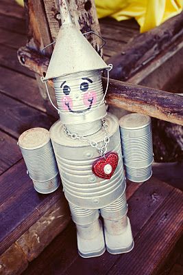 Tin Man made from recycled cans- what a fun craft to do with the kids after watching The Wizard of Oz! Junk Garden, Yard Art Crafts, Tin Can Art, Tin Can Crafts, Garden Porch, Tin Man, Diy Yard, Trash To Treasure, Can Crafts