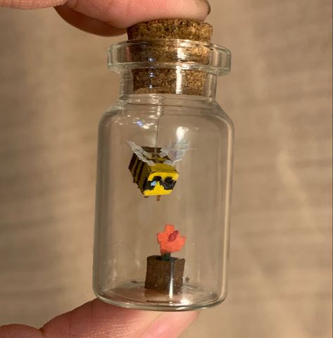 Bee Room Ideas, Mini Jar Crafts, Paper Crafts Aesthetic, Small Bottle Art, Mason Jar Craft Ideas, Minecraft Bee, Bee And Flower, Tiny Jars, Diy Minecraft