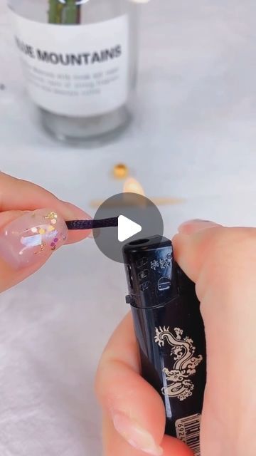 Artists Universum 🖌️ on Instagram: "This artist creates quick and engaging tutorial videos that teach viewers how to craft beautiful DIY bracelets. Her easy-to-follow instructions make it accessible for people of all skill levels to create stylish, handmade accessories.

Artist: 206676585 / 老万宝品牌优选 on Douyin

#art #diy #bracelet" Jewelry Hacks, Key Jewelry, Jewelry Knots, How To Craft, Bead Loom Bracelets, Diy Wire Jewelry, Crafts Beautiful, Upcycled Jewelry, Bracelet Crafts