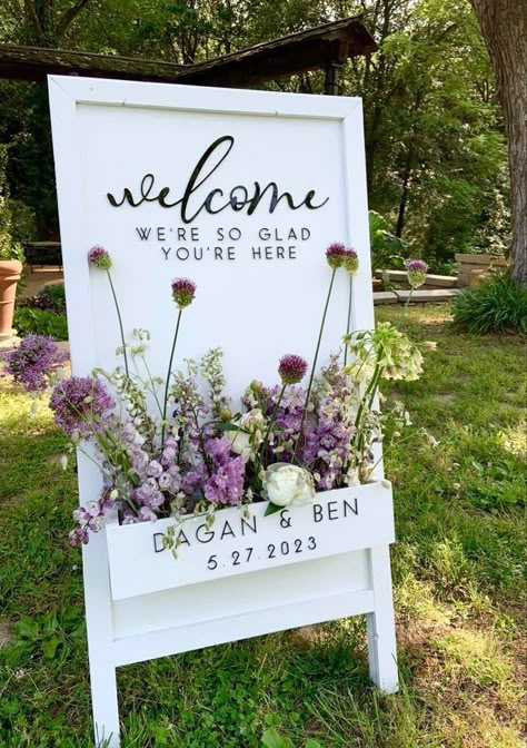 Sign With Flowers, Wedding Welcome Board, Wedding Planning Decor, Event Sign, Welcome Board, בר מצווה, Event Floral Design, Outdoor Wedding Decorations, Garden Art Diy