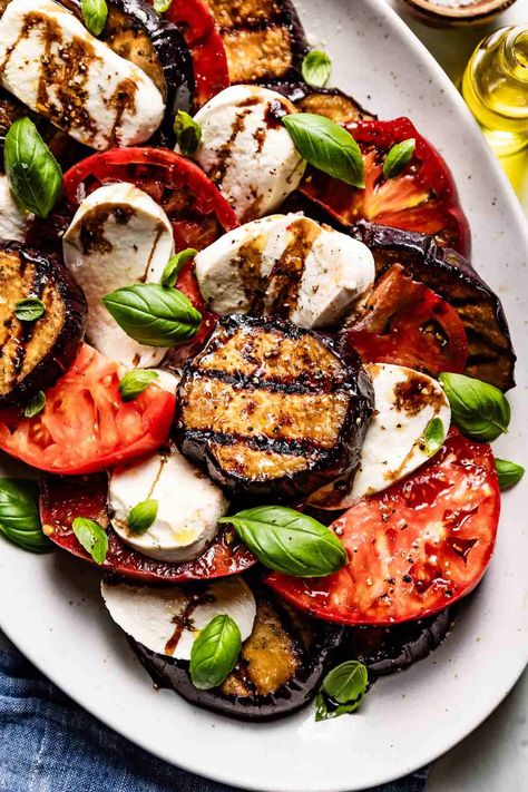 This eggplant caprese recipe is a summery spin on the Italian classic! A satisfying appetizer or even side dish! Caprese Eggplant, Eggplant Caprese, Italian Caprese, Caprese Recipe, Eggplant Appetizer, Caprese Recipes, Vegetable Kabobs, Pasta Side Dishes, Italian Vegetables