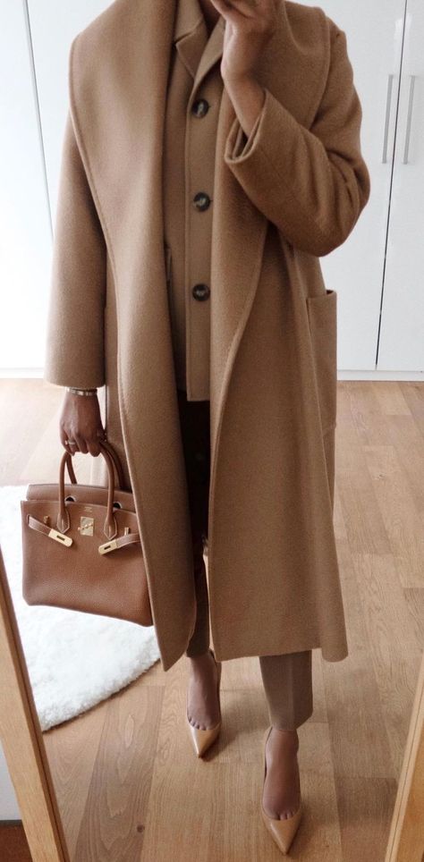 Camel Max Mara Coat and Gold Birkin 30 outfit. Birkin 30 Outfit, Camel Jacket Outfit, Camel Winter Coat, Camel Coat Outfit, Max Mara Coat, Winter Coat Outfits, 30 Outfits, Coat Street Style, Birkin 30