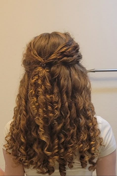 Hairstyles For Long Hair Plaits, Curly Hairstyles Light Brown, Natural Ringlet Curls, Cottagecore Hairstyles Curly, Curly 2c Hairstyles, Curly Hair Plaits, Ringlet Hairstyles, Simple Curly Hairstyles For School, Curly Hair Homecoming Styles