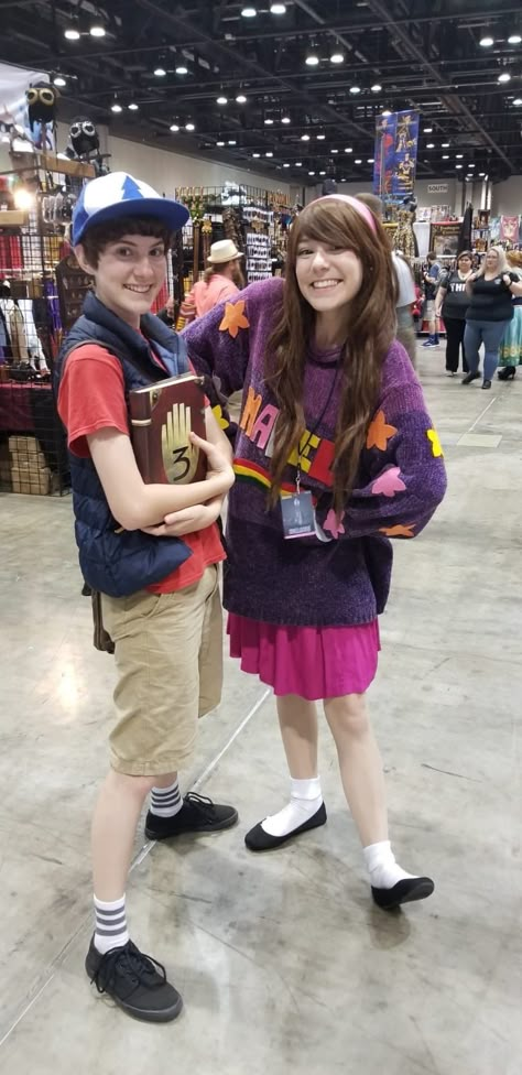 Dipper Gravity Falls Costume, Best Friend Cosplay Ideas, Mabel And Dipper Cosplay, Megacon Outfits, Dipper And Mabel Cosplay, Mabel Gravity Falls Costume, Dipper Halloween Costume, Sibling Cosplay Ideas, Cosplay Best Friends