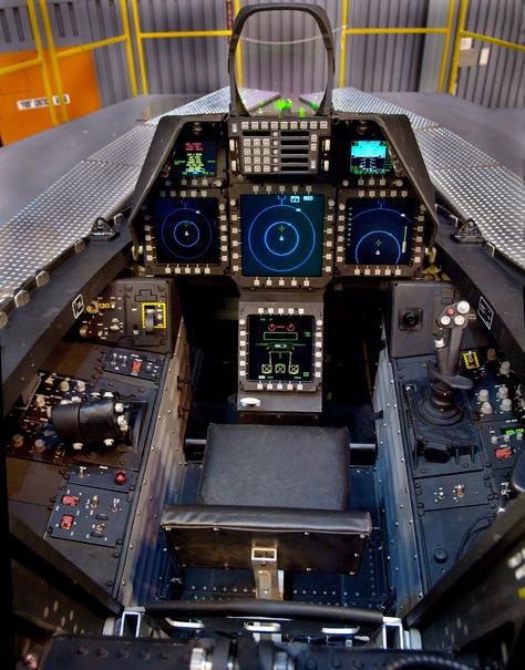 Lockheed Martin/Boeing F22 Raptor cockpit  Notice how much less visually cluttered this view is that that of its predecessors. Jet Air, Ah 64 Apache, F22 Raptor, American Fighter, Military Pictures, Military Jets, Flight Simulator, Fighter Pilot, Flight Deck