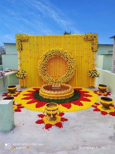 Haldi Entrance, Haldi Function Decoration, Haldi Decorations, Stage Decoration Photos, Haldi Decoration Ideas, Haldi Ceremony Decorations, Small Wedding Decor, Haldi Decoration, Saree Function