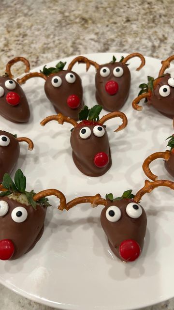 Zarina Gambino on Instagram: "Chocolate covered strawberry reindeers 🦌🍓🎄. Made with fresh strawberries, milk chocolate, and pretzel antlers, these Chocolate Covered Strawberry Reindeers are easy to make and guaranteed to be a hit! #strawberrytreats #chocololatecoveredstrawberries #christmasdessert #christmasstrawberries #holidaydesserts" Christmas Strawberry, Strawberry Treats, Covered Strawberry, Chocolate Covered Strawberry, Christmas Dessert, Christmas Chocolate, Chocolate Strawberries, Fresh Strawberries, Chocolate Covered Strawberries