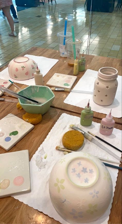 Pottery Cafe Aesthetic, Cute Aesthetic Pottery, Pottery Class Date, Painting Activities With Friends, Pottery Painting Class Aesthetic, Pottery Class Ideas Ceramic Art, Friend Craft Night Ideas, Pottery Painting Photoshoot, Pottery Painting With Friends Aesthetic