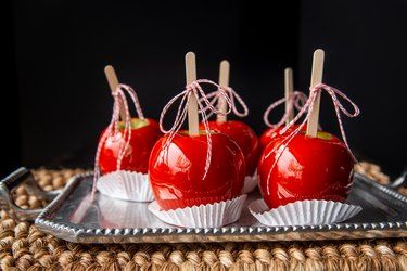 Caramel Candy Apples, Cinnamon Apple Chips Baked, Apple Chips Recipe, Gourmet Candy Apples, Toffee Apples, Cinnamon Apple Chips, Gourmet Caramel Apples, Candy Apple Recipe, Caramel Apples Homemade