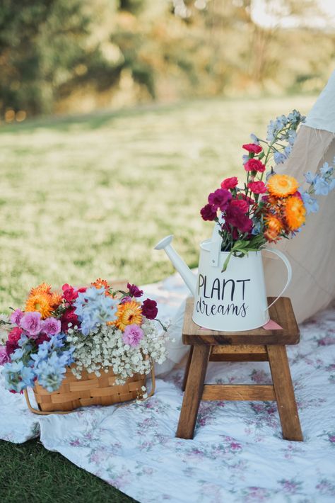 Spring mini sessions, flowers, spring. Spring Photo Session Ideas, Mini Shoots Ideas, Photo Minis Ideas, Spring Photoshoot Props, Mommy And Me Floral Photoshoot, Diy Spring Photoshoot Kids, Spring Photoshoot Setup, Egg Chair Photoshoot Outside, Spring Set Up Photography