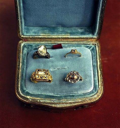 Antique Ring Box, Pinterest Jewelry, Vintage Ring Box, Antique Jewelry Box, Ring Boxes, Antique Ring, Antique Engagement Rings, Vintage Jewels, Vintage Love