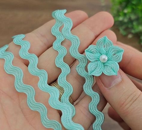 Rick Rack Flowers, Water Stone, Ribbon Flowers Diy, Ribbon Flower Tutorial, Making Fabric Flowers, Diy Flores, Idee Cricut, Ribbon Crafts Diy, Fabric Flower Tutorial