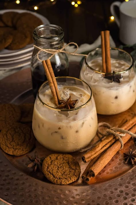 Gingerbread White Russian Mocktail - Art From My Table Mocktails For Christmas, Christmas Mocktail Recipes, Easy Christmas Drinks, Ice Cream Float Recipes, Christmas Drinks Nonalcoholic, Nye Food, Mocktail Party, Holiday Mocktail, Christmas Mocktails