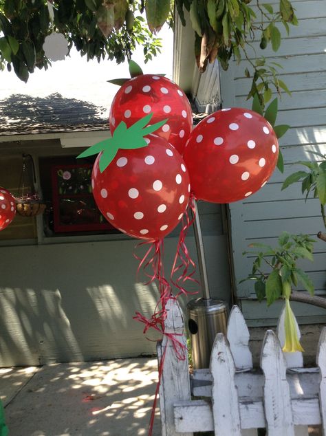 Strawberry Balloons, Strawberry Stuff, Fruit Birthday Party, Polka Dot Balloons, Strawberry Shortcake Birthday, Strawberry Shortcake Party, Fruit Birthday, Fiesta Tropical, Strawberry Baby