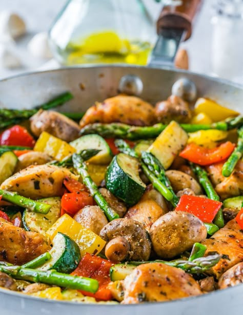 Healthy One Pan Italian Chicken Skillet One Pan Italian Chicken, 20 Minute Dinners, Chicken Skillet Recipes, Chicken Skillet, Clean Eating Recipes For Dinner, Clean Eating For Beginners, Clean Eating Dinner, Clean Food Crush, Food Crush