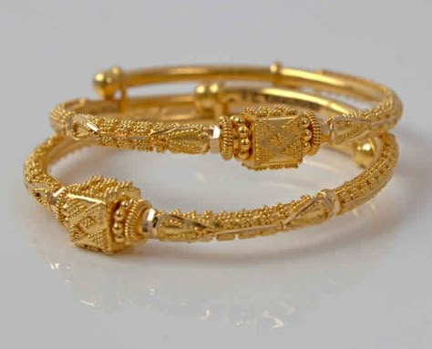 Indian Traditional Gold Bangles Designs - ArtsyCraftsyDad Trendy Gold Bangles, Indian Gold Necklace Designs, Gold Bangles Indian, Unique Gold Jewelry Designs, Gold Bangles For Women, Gold Bangle Set, Baby Bangles, Modern Gold Jewelry, Bangles Gold