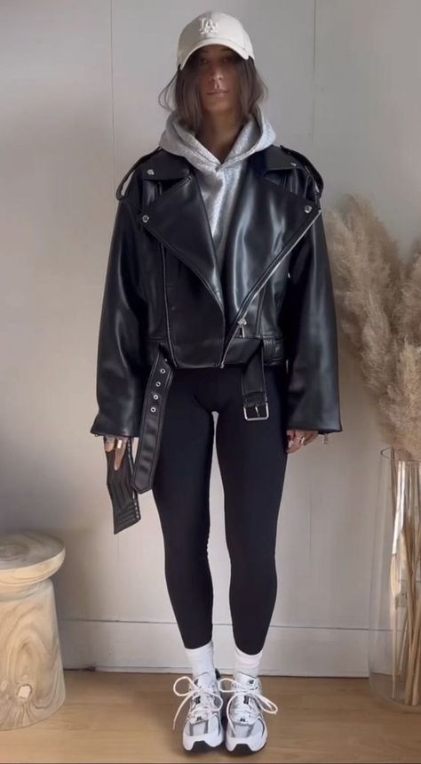 Athleisure Outfits Leather Jacket, Outfit Ideas For Autumn 2024, Comfy Leather Jacket Outfit, Philly Outfits Fall, Sweats And Leather Jacket Outfit, New York Street Style 2023 Winter, Leggings Outfits Aesthetic, Cute Athleisure Outfits Winter, Cute Winter Outfits Cold Weather