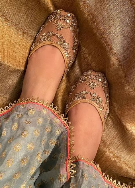 Juttis For Women Outfit, Traditional Heels, Womens Footwear, Beautiful Shoes Flats Sandals, Traditional Footwear Women, Juti Designs For Women, Mojri Shoes Indian Women, Women Footwear, Juttis For Women