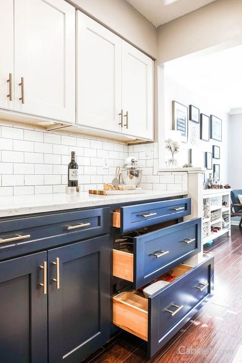 Blue And White Kitchen Cabinets, Navy Kitchen Cabinets, Серая Кухня, White Shaker Kitchen, Blue Kitchen Cabinets, Blue Cabinets, White Kitchen Design, Shaker Kitchen, Kitchen Cabinet Colors