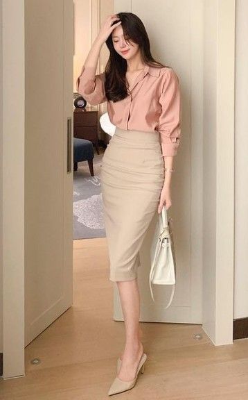 Simple Elegant Work Outfit, Korean Proffesional Outfit, Fashion Formal Outfits Women, Korean Professional Outfits Women, Working Outfit Korean, Formal Woman Outfit, Professional Outfits Women Skirt, Work Outfits Women Korean, Formal Skirt Outfit Classy